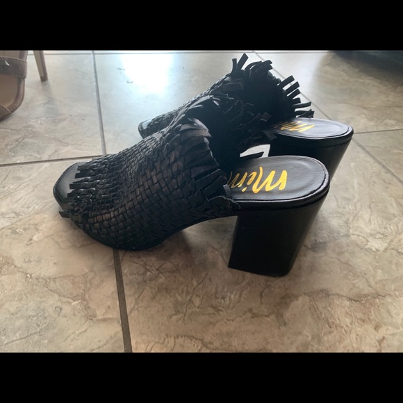 SIZE 5 US HEELS - LIKE NEW - Picture 2 of 2